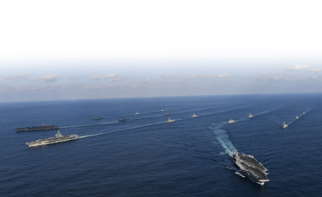 2017년 11월 12일 동해상에서 한미 해군이 연합 훈련을 하고 있다. 이날 훈련에는 한국 해군의 세종대왕함 등 6척이, 미 해군은 항공모함 3척을 포함해 총 9척이 참가했다. [동아DB]