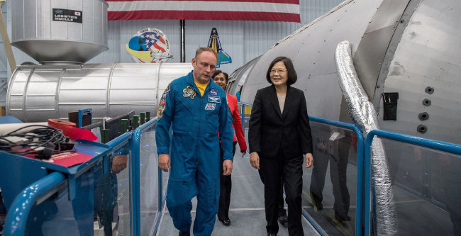 8월 19일 미국 텍사스주 휴스턴 미국 항공우주국(NASA)을 방문한 차이잉원 대만 총통(오른쪽)이 NASA 소속 우주비행사 마이클 핀과 함께 존슨우주센터 내부를 둘러보고 있다. 현직 대만 총통이 미국 연방정부가 운영하는 기관을 찾은 것은 처음이다. 중국은 차이잉원의 NASA 방문에 반발했다. 