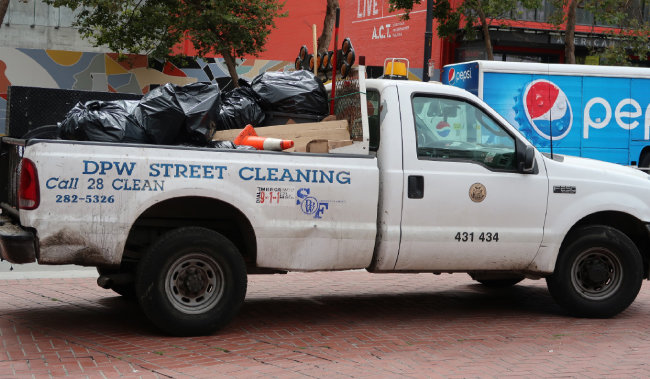 샌프란시스코 도심 거리를 청소하는 전용 차량.