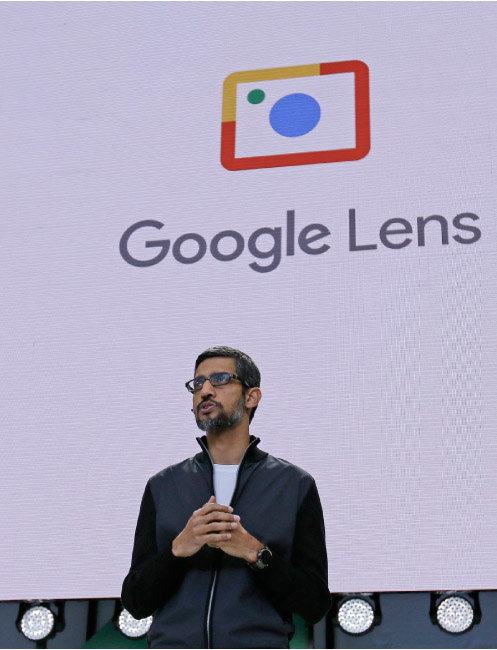 2017년 5월 17일 순다르 피차이 구글 최고경영자가 미국 캘리포니아에서 구글 렌즈에 대해 설명하고 있다. [AP=뉴시스]