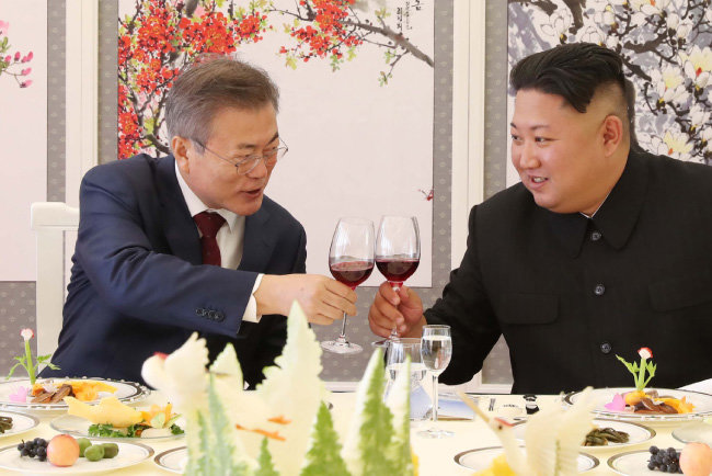 9월 20일 북한 삼지연초대소 오찬에서 잔을 부딪치는 문재인 대통령(왼쪽)과 김정은 북한 국무위원장. [동아DB]