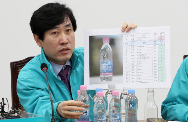 하태경 바른미래당 의원이 4월 6일 오전 서울 여의도 국회에서 열린 제17차 최고위원회의에서 재활용품 폐기물 수거 대란과 관련해 발언하고 있다. [뉴시스]