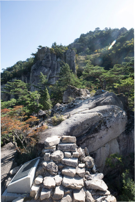 험준한 두타산성 길.