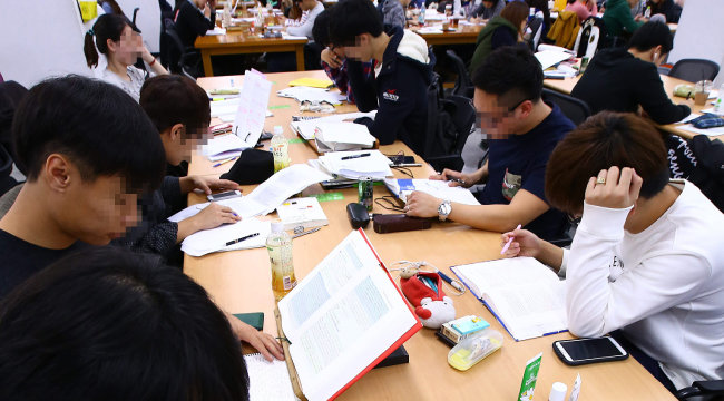 서울시내 한 대학 도서관 열람실에서 학생들이 공부에 열중하고 있다.