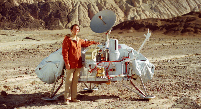 화성 탐사선 바이킹 모델 옆에 선 칼 세이건.