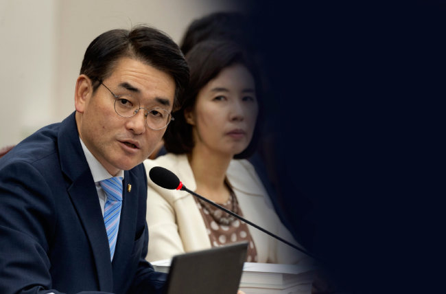 박용진 더불어민주당 의원이 10월 17일 오후 서울 여의도 국회에서 열린 교육위원회 국정감사에서 ‘교육청-유치원 유착’ 관련 질의를 하고 있다.