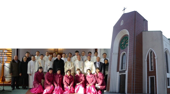 2015년 8월 15일 남측 사제들이 평양 장충성당에서 북측 신자들과 미사를 봉헌했다. 