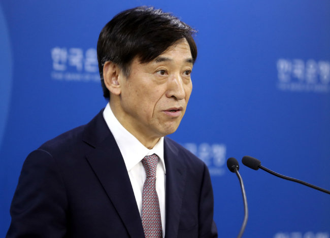 10월 18일 이주열 한국은행 총재가 기준금리를 현 수준(1.50%)에서 유지하겠다고 밝히고 있다. [뉴시스] 