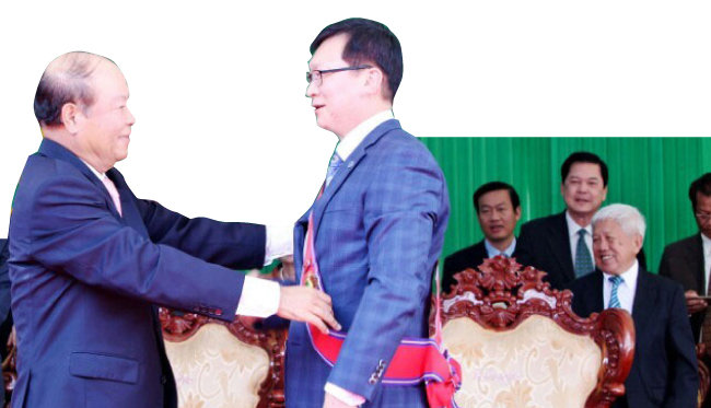 조남한 회장이 2015년 캄보디아 최고 훈장을 받고 있다.