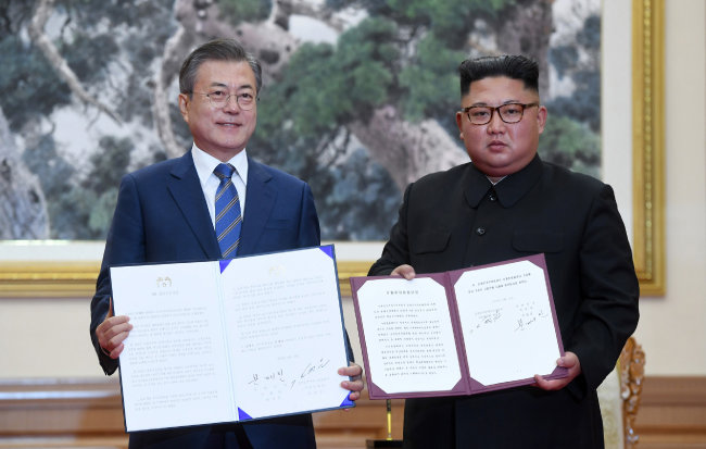 문재인 대통령과 김정은 북한 국무위원장이 9월 19일 평양정상회담을 마친 뒤 평양공동선언을 펼쳐보이고 있다. [동아DB]