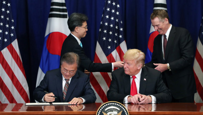 문재인 대통령과 도널드 트럼프 미국 대통령이 9월 24일 뉴욕에서 한미 FTA 협정문에 서명하고 있다. [원대연 동아일보 기자]