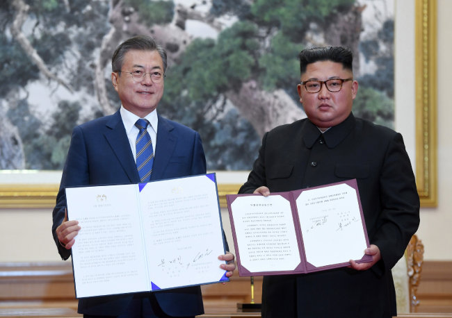 9월 19일 문재인 대통령과 김정은 북한 국무위원장이 평양 정상회담 후 서명한 평양공동선언을 펼쳐보이고 있다. [동아DB]