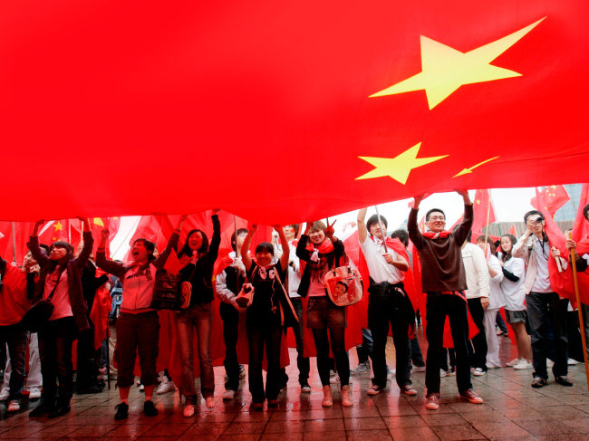 2008년 4월 27일 베이징 올림픽을 맞아 서울에서 성화봉송 당시 중국 학생들이 모여서 국기를 흔들고 있다. [AP=뉴시스]