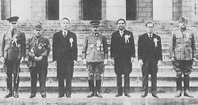 1943년 11월 5일 대동아회의에 참가한 각국 수뇌부가 일본 제국의회 의사당 앞에서 기념 촬영을 했다. 왼쪽부터 바 마우, 장징휘, 왕징웨이, 도조 히데키, 완 와이타야쿤, 호세 라우렐, 수바스 찬드라 보스. [위키피디아]