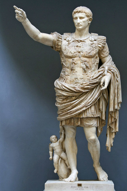 초대 로마 황제 아우구스투스가 군장을 하고 연설하는 모습을 조각한 대리석상. [한국민족문화대백과사전, 위키피디아]