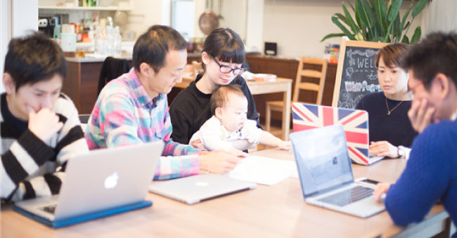 일본 월포워드사의 사무실에서 나루세 다쿠야 대표(왼쪽 두 번째)가 아이를 데려온 직원과 함께 일하고 있다. [사진제공·월포워드]