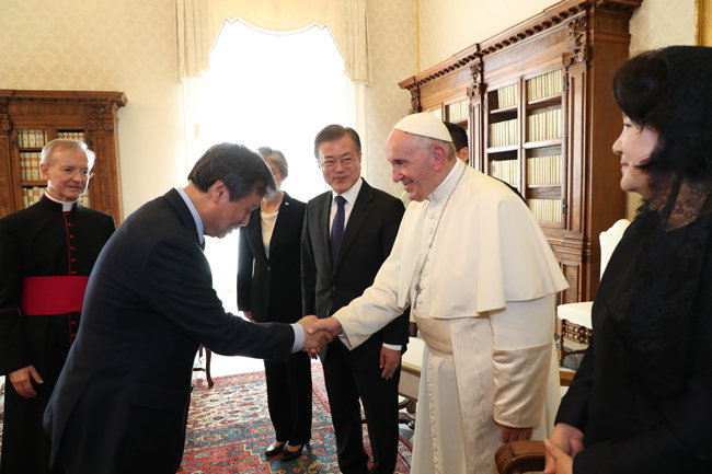 도종환 장관이 2018년 10월 18일 문재인 대통령과 함께 바티칸 교황청에서 프란치스코 교황과 인사를 나누고 있다. [동아DB]