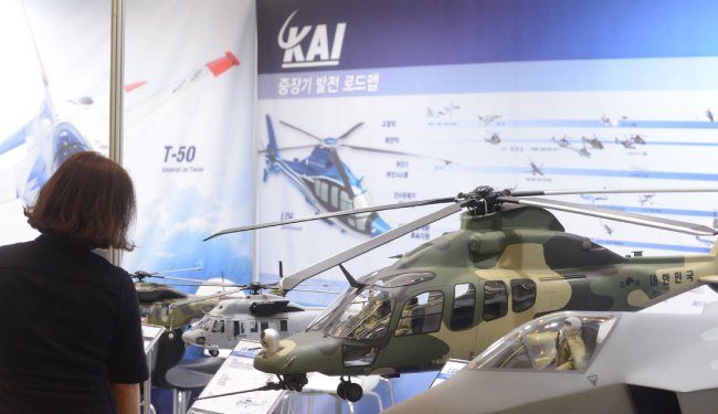 2017년 7월 20일 서울 강남구 코엑스에서 열린 ‘2017 국방 과학기술 대제전’ KAI(한국항공우주산업) 부스에 한국형 기동헬기 수리온 모형이 전시돼 있다. [뉴시스]