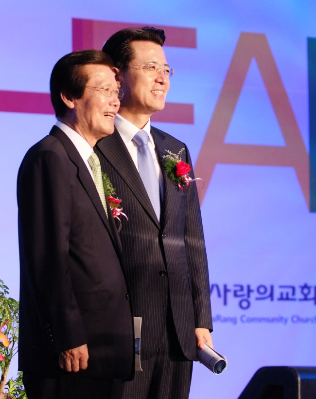 2008년 사랑의교회 30주년 예배에서 故 옥한흠 목사와 오정현 목사가 함께 한 모습.