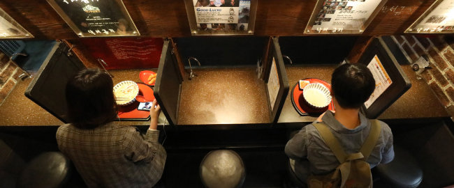 서울의 한 ‘1인 식당’에서 나홀로족이 ‘혼밥’을 즐기고 있다.