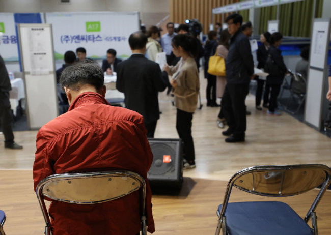 2017년 10월 24일 서울 서초구청에서 열린 ‘서초구 행복일자리 취업박람회’에서 구직자들이 상담을 기다리고 있다. [뉴시스]