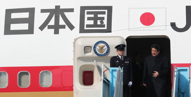 평창 동계올림픽 개막식 참석 차 방한한 아베 신조 일본 총리가 2018년 2월 9일 오후 강원 양양국제공항에 도착해 전용기에서 내리고 있다. [뉴스1]