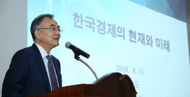 최정표 원장은 2018년 8월 13일 KDI국제정책대학원 주최 ‘공공관리자 국제정책 세미나’에서 ‘한국 경제의 현재와 미래’를 주제로 강연했다. [KDI]