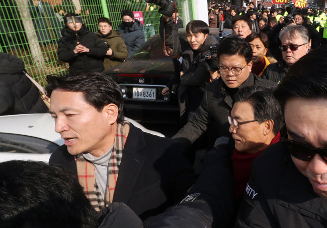 김진태 자유한국당 의원이 2월 12일 오전 광주 북구 자유한국당 광주시당에서 당원 간담회를 마친 뒤 광주 시민들의 항의를 피해 돌아가고 있다. / 사진=뉴스1