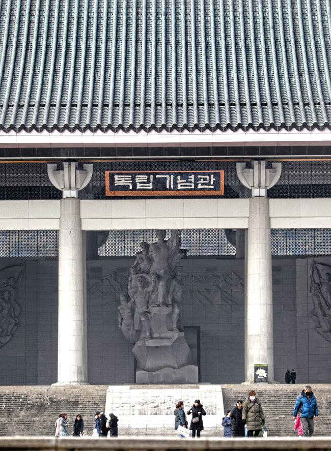 겨레의 집 중앙에 세워진 '불굴의 한국인상'은 독립기념관의 상징적인 조형물