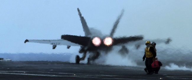 2017년 3월 독수리훈련과 키리졸브연습에 참가한 F/A-18 전투기가 한반도 동남쪽 공해에 도착한 미국 항공모함 칼빈슨호 갑판에서 이륙하고 있다. [동아DB]