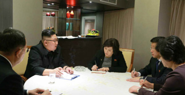 노동신문은 2월 27일 김정은 북한 국무위원장이 베트남 하노이 멜리아 호텔에서 제2차 북·미 정상회담 실무대표단의 보고를 받았다고 보도했다. [뉴시스]
