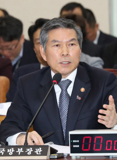 정경두 국방장관이 3월 18일 국회 국방위원회에서 의원들의 질의에 답변하고 있다.
