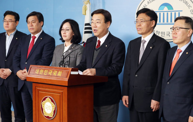 3월 21일 김종석 의원을 비롯한 자유한국당 의원들이 국회 정론관에서 기자회견을 열고 손혜원 의원 부친의 독립유공자 선정과 관련해 피우진 국가보훈처장의 사퇴를 촉구하고 있다. [뉴시스]