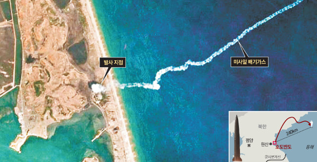 5월 4일 북한이 동해상으로 발사한 단거리 탄도미사일이 흰 연기를 뿜으며 날아가는 순간을 포착한 위성사진을 미국 CNN이 5일 공개했다. [미들베리 국제학연구소 제공·CNN 홈페이지 캡처]