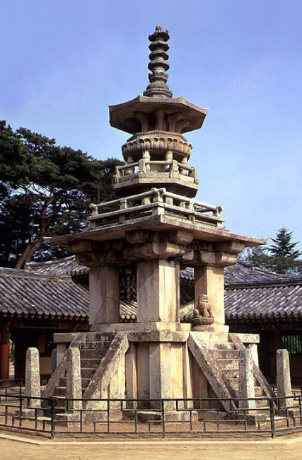 경북 경주 불국사 경내에 있는 석가탑(왼쪽)과 다보탑. [동아DB]