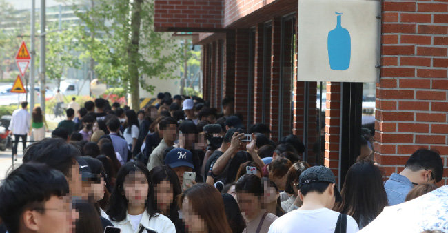 5월 3일 오후 서울 성수동에 커피숍 ‘블루 보틀’ 1호점이 개점했다. 수많은 시민이 줄을 서 있다. [송은석 동아일보 기자]