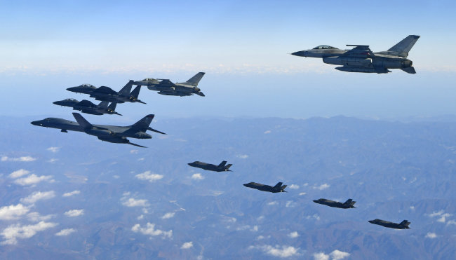 지난해 12월 6일 한미연합 공중훈련인 비질런트 에이스에 참가한 미국 전략폭격기 B-1B 랜서(왼쪽)와 미국 F-35A, 한국 F-15K 전투기들. [공군 제공]