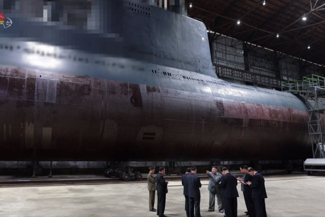 7월 23일 김정은 북한 국무위원장이 신형 잠수함 건조 현장을 시찰하고 있다. 모자이크 처리된 부분은 SLBM(잠수함발사탄도미사일) 발사대로 추정되고 있다. [북한 조선중앙TV]