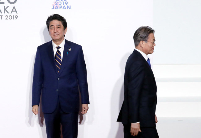 문재인 대통령이 6월 28일 일본 인텍스 오사카에서 열린 G20 정상회의 공식 환영식에서 의장국인 일본 아베 신조 총리와 인사한 뒤 이동하고 있다. [청와대 사진기자단]
