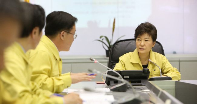 2014년 4월 16일 박근혜 대통령이 정부서울청사의 중앙재난안전대책본부를 찾아 세월호 사고 상황에 대해 보고
받고 있다. [청와대 제공]