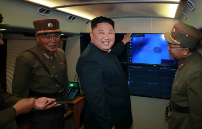 김정은 북한 국무위원장이 대구경조종방사포의 시험 사격을 지도했다고 노동신문이 8월 3일 보도했다. [노동신문]