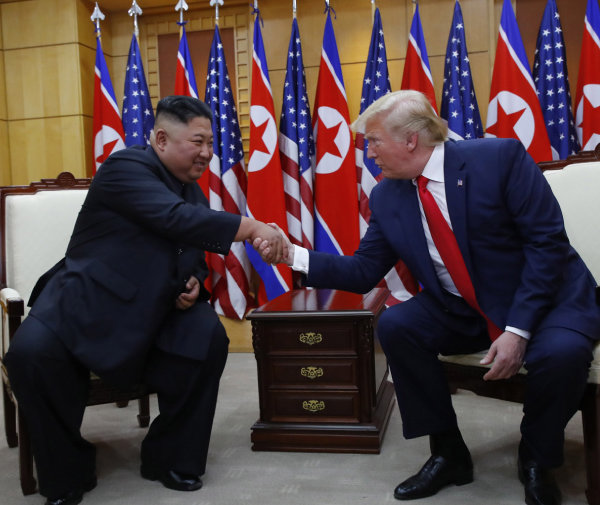 6월 30일 판문점 남측 자유의 집에서 김정은 북한 국무위원장(왼쪽)과 도널드 트럼프 미국 대통령이 만났다. [판문점=박영대 동아일보 기자]