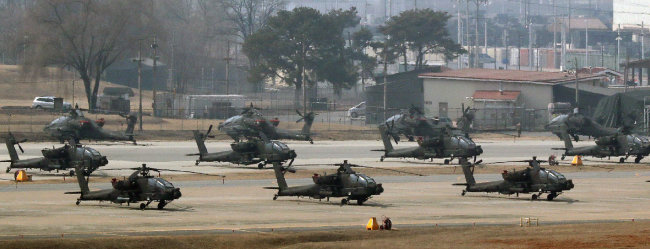 3월 3일 경기 평택시 미8군사령부 캠프 험프리스에 헬기들이 계류돼 있다. [뉴스1]