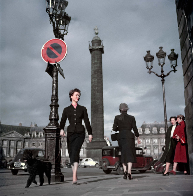 로버트 카파, ‘뉴룩’ 스타일 롱 스커트를 입고 있는 디올 모델, 파리, 프랑스, 1948 [ⓒRobert Capa ⓒInternational Center of Photography/Magnum Photos]