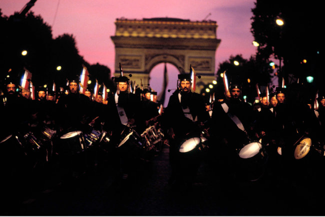 르네 뷔리, 샹젤리제 거리에서 열린 프랑스혁명 200주년 기념 퍼레이드, 파리, 프랑스 [ⓒRene' Burri/Magnum Photos]
