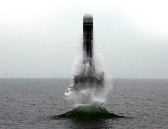 북한의 신형 잠수함발사탄도미사일(SLBM) ‘북극성-3형’이 10월 2일 동해상 수중에 설치된 시험발사용 바지선에서 발사돼 해수면 위로 솟구치고 있다. [조선중앙통신]