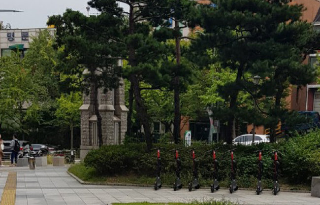 서울시 한 대학교 강의동 앞에  주차된 전동킥보드들.