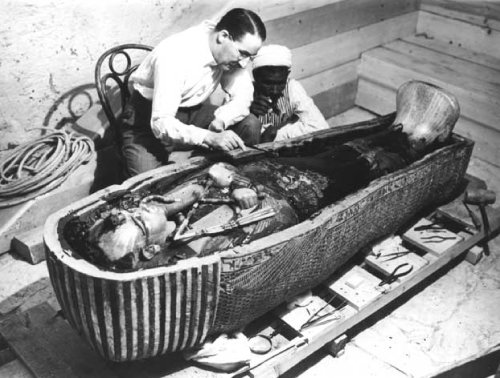 1922년 영국의 고고학자 하워드 
카터가 왕들의 계곡에서 투탕카멘 왕의 무덤을 발견한 직후 모습. [©The Griffith Institute]