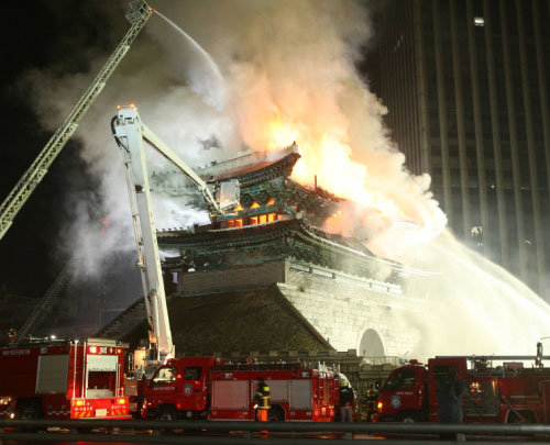 2008년 2월 10일 오후 10시 40분경 현판과 천장 사이에서 불길이 다시 살아나며 숭례문 지붕을 뒤덮었다. [김미옥 동아일보 기자]