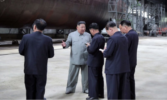 김정은 북한 국무위원장이 새로 건조한 잠수함을 살펴봤다고 조선중앙TV가 2019년 7월 23일 보도했다. [조선중앙통신]